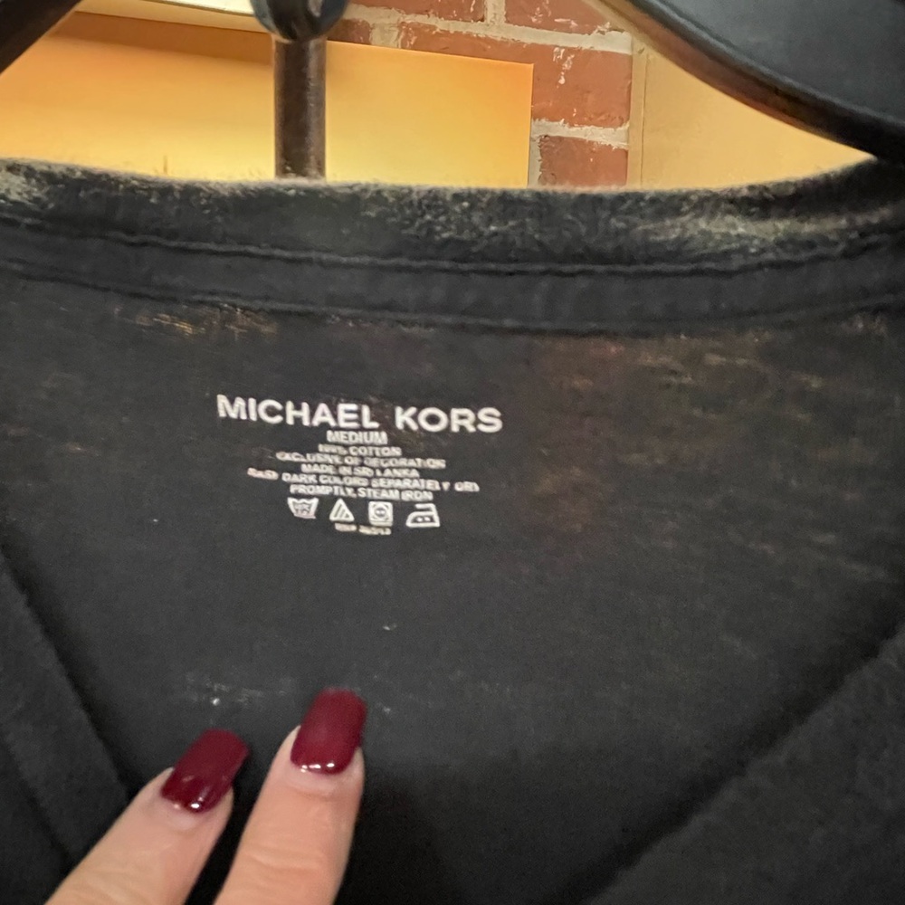 Michael Kors T-shirt with a graphic design that says "Independentbeauti". - Picture 3 of 4
